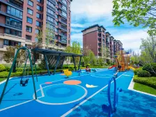 品质精装修 一楼下跃三层带下沉式小院 花园70平