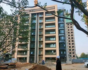 此房是下叠拼中间户,户型方正,采光好