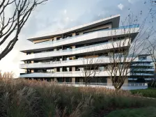 大平层设计,1梯2户独立大堂大阳台设计,中庭视野