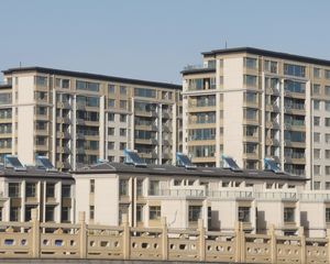 1楼带院房子3面环院4室有车位