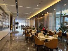 中间位置四居室双明卫主卧拐角飘窗二次精装