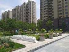 电梯房,一梯两户,主卧朝南,客厅带阳台,小区中心位置,交通便利,居家装修,诚意出售