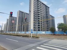 地铁600米,全新小区,精装大三房,好楼层,好位置